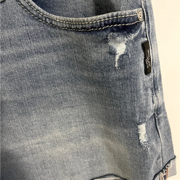 COPY - Sz W25 L4 women Silver Jeans Co. Boyfriend Mid Rise Short with small rips - Picture 7 of 12